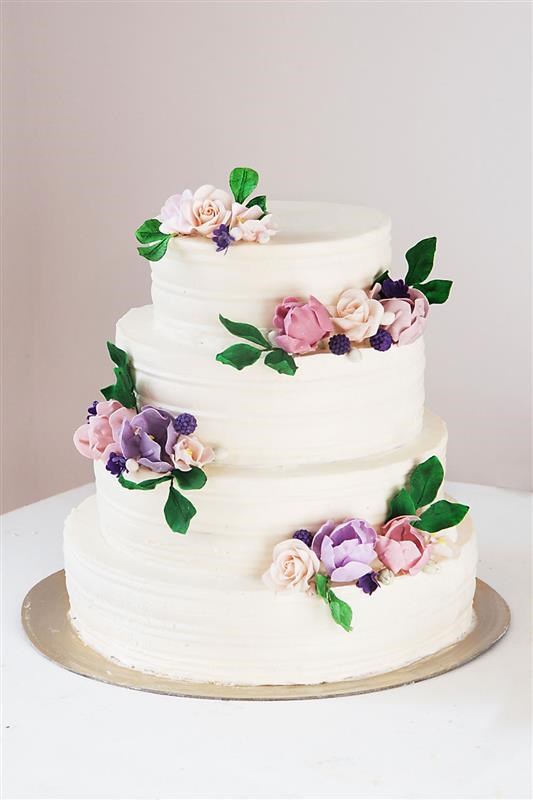 Торт с цветами из мастики: Мастиковый торт с ручными цветочными узорами и перламутровыми деталями