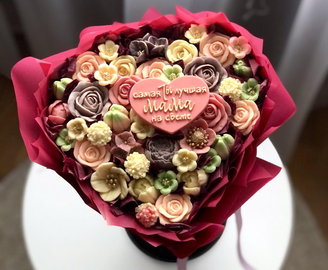 Букет из шоколадных цветов в форме сердце