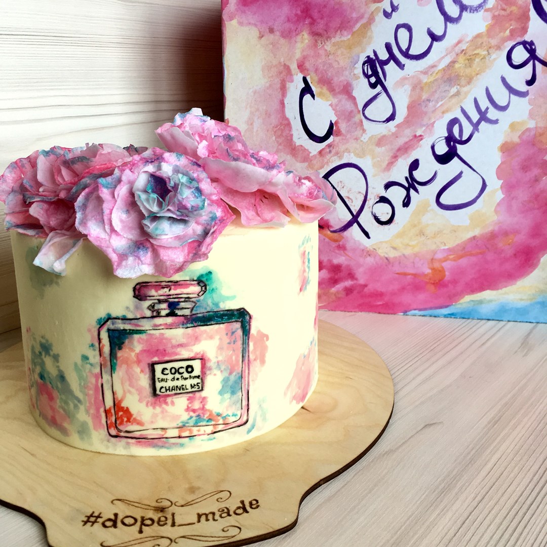 Торт с рисунком по крему и вафельными цветами Coco Chanel