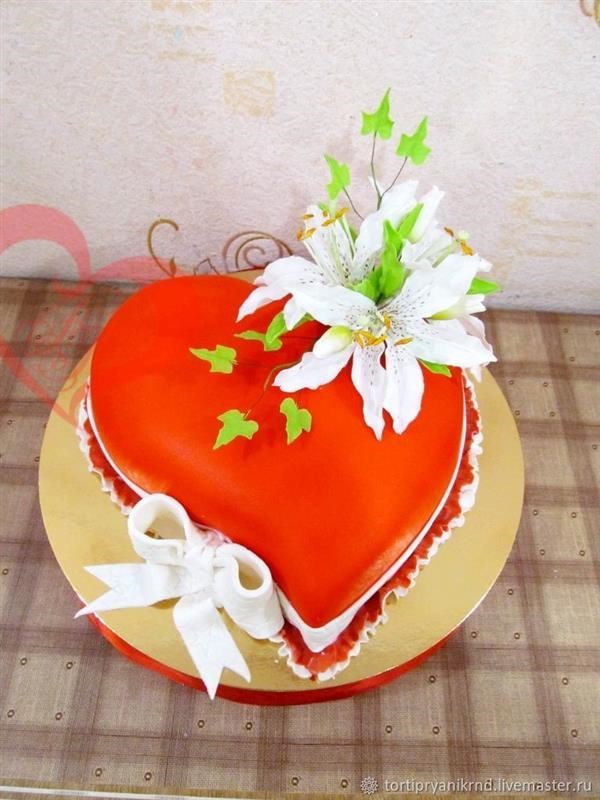 торт "Сердце с лилиями"