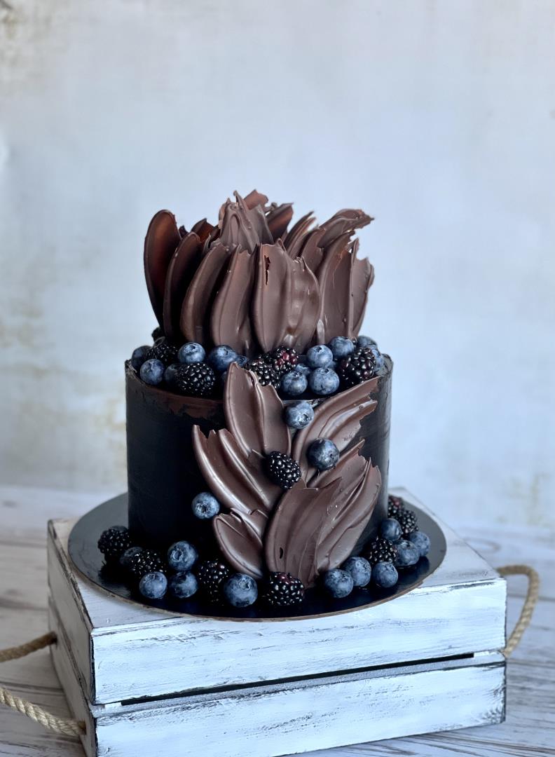 Торт мужчине с шоколадными лепестками и ягодами