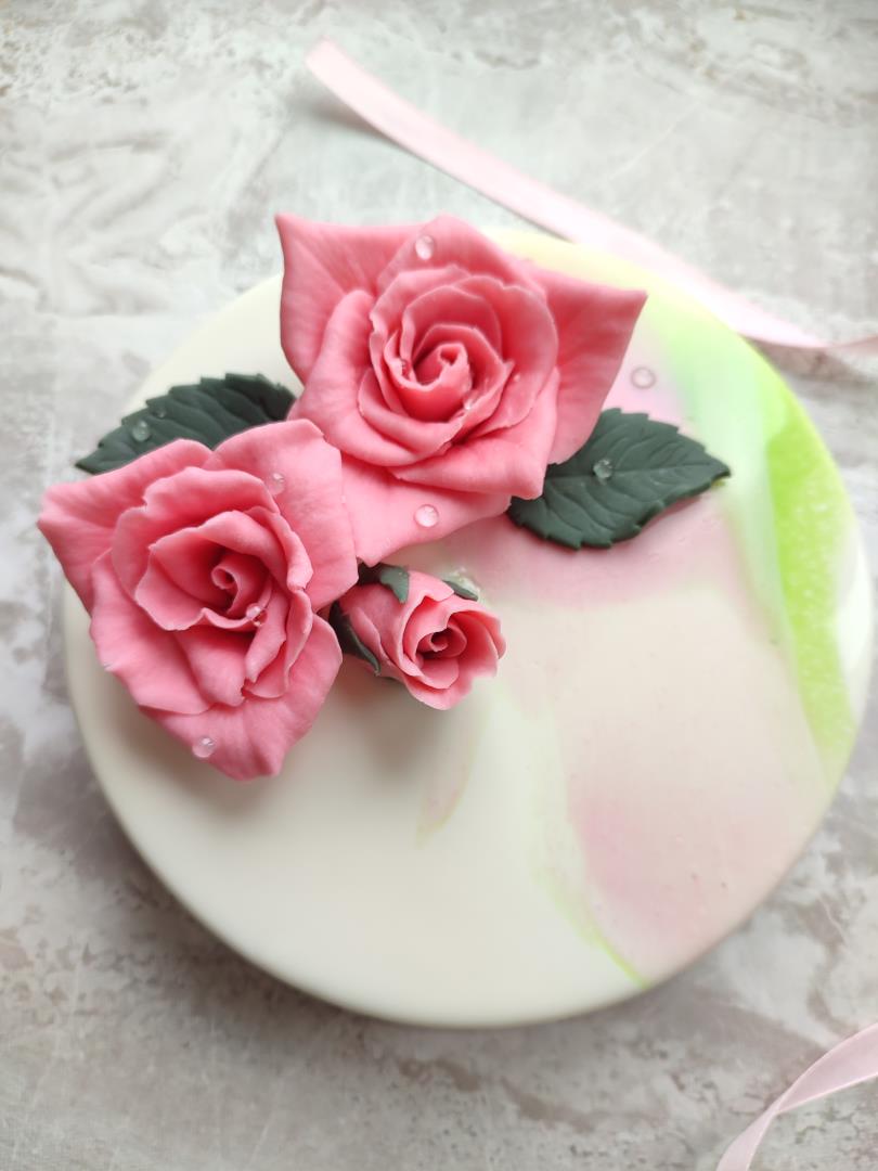 Муссовый торт с шоколадными розами