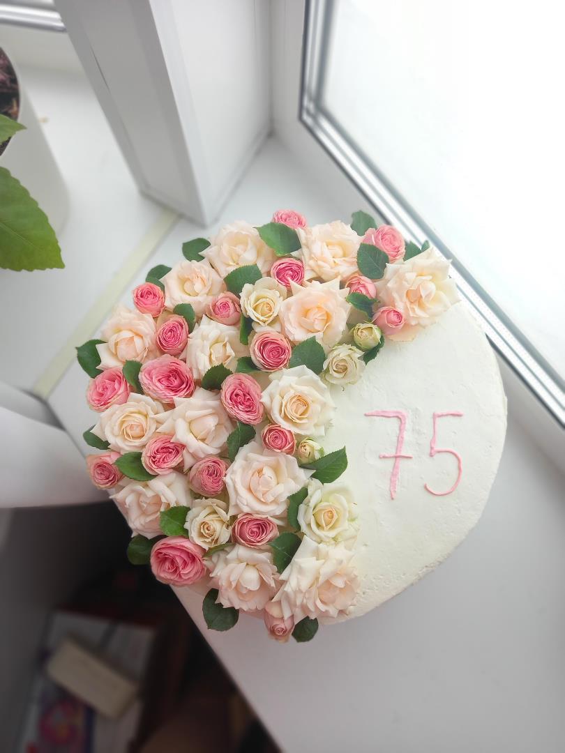 Торт на юбилей с живыми цветами