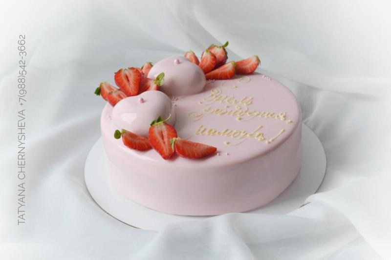 Муссовый торт Три шоколада с покрытием зеркальной глазури и декором из свежих ягод клубники