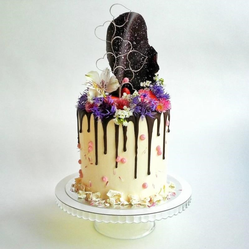 Свадебный торт с сердечками и цветами