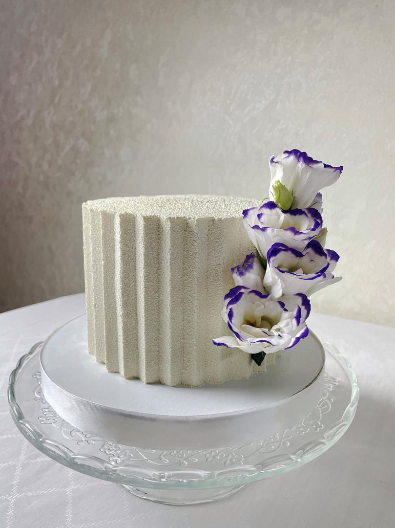Торт с текстурой и живыми цветами