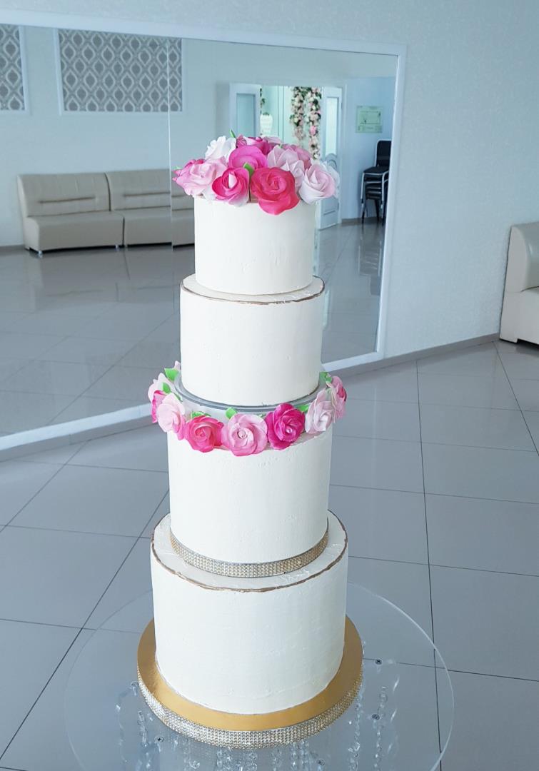 Свадебный торт с яркими цветами.