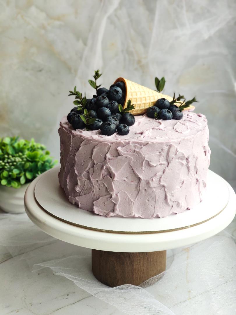 Торт с вафельным  рожком с ягодами свежей голубики