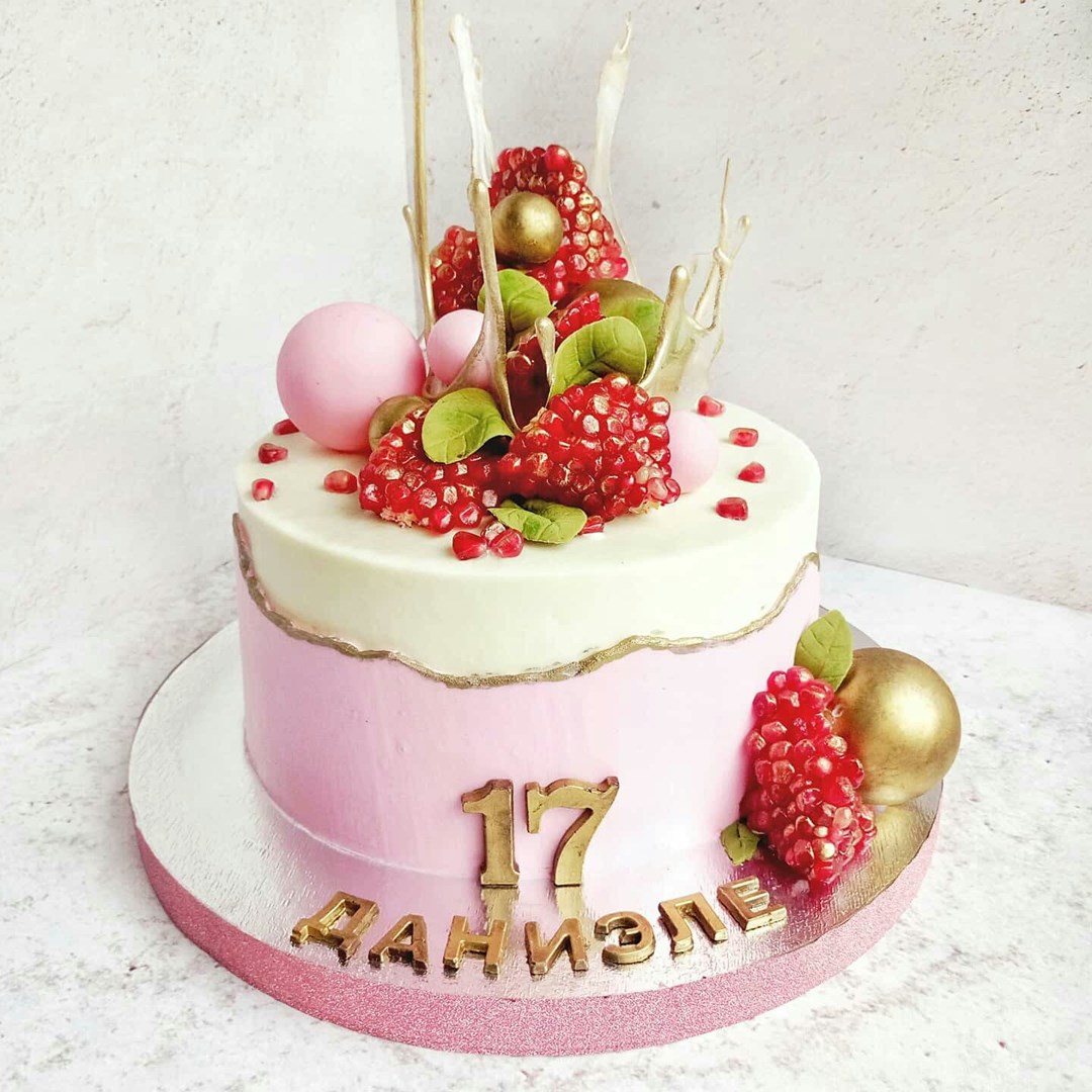 Торт на день рождения, декор: ваза из изомальта,шоколадные шары, ягода