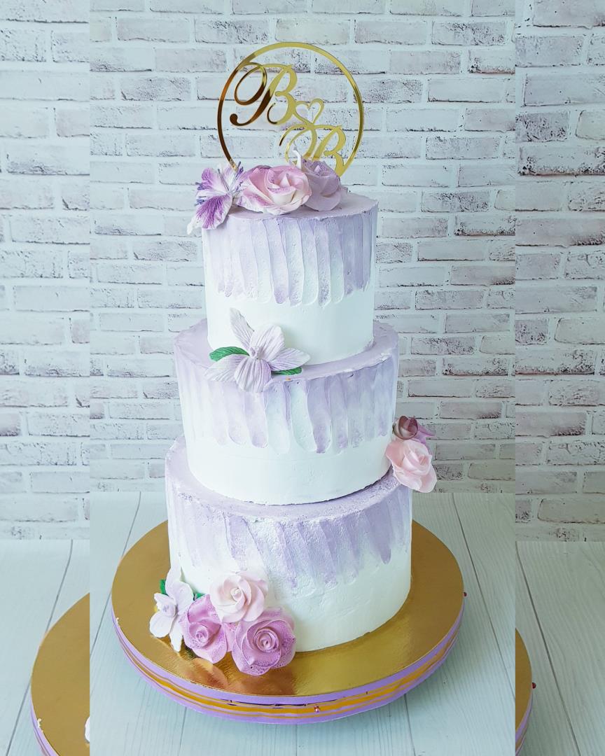 Свадебный торт  с монограммой и  цветами