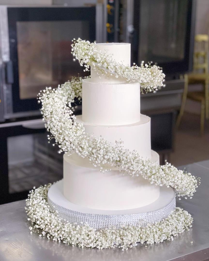 Свадебный торт со спиралью и живыми цветами гипсофилы