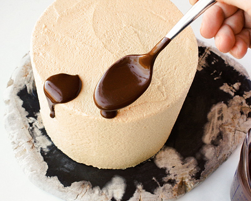 Выравнивание белым шоколадом. Шоколадный торт с шоколадным ганашом. Украшение торта шоколадной глазурью. Покрытие торта ганашем. Нанесение глазури на торт.