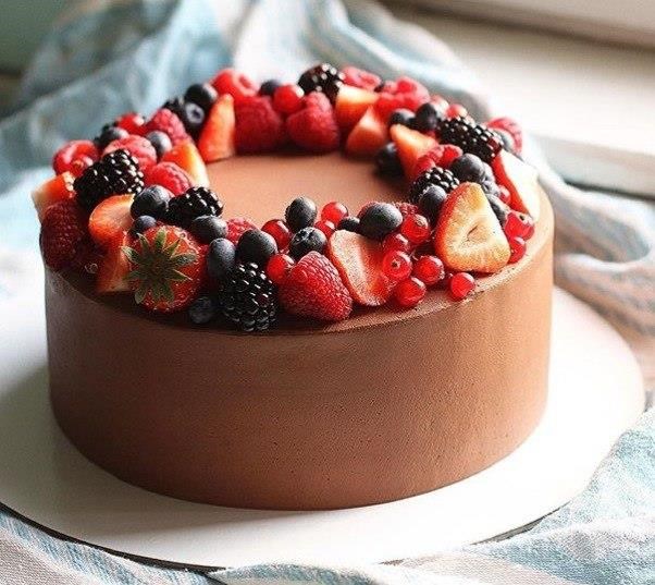 Шоколадно-кофейный бисквит с ягодами