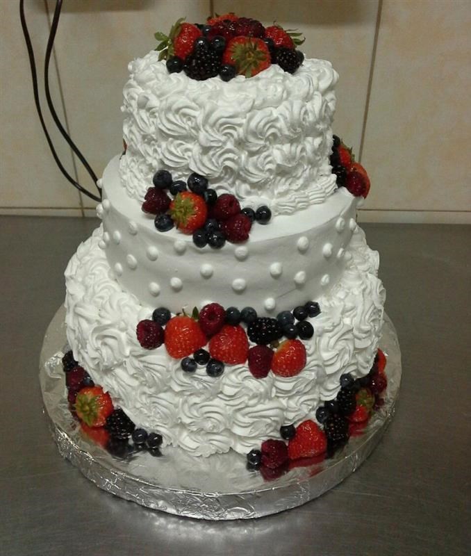 Свадебный торт со сливками и свежими ягодами