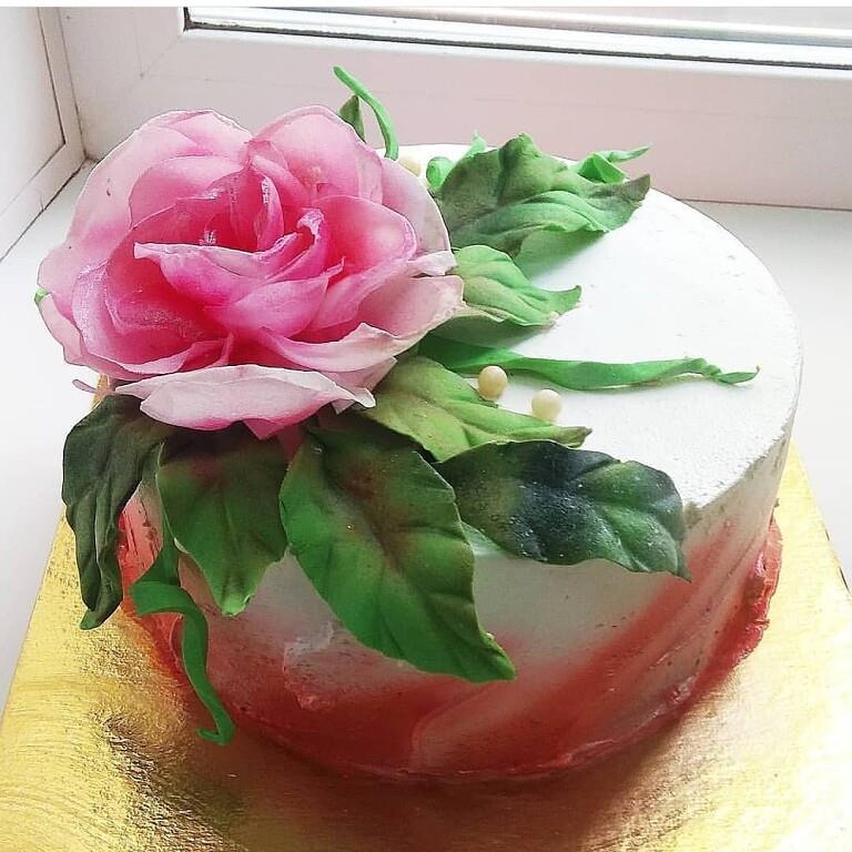 Оформление тортов  вафельными цветами.