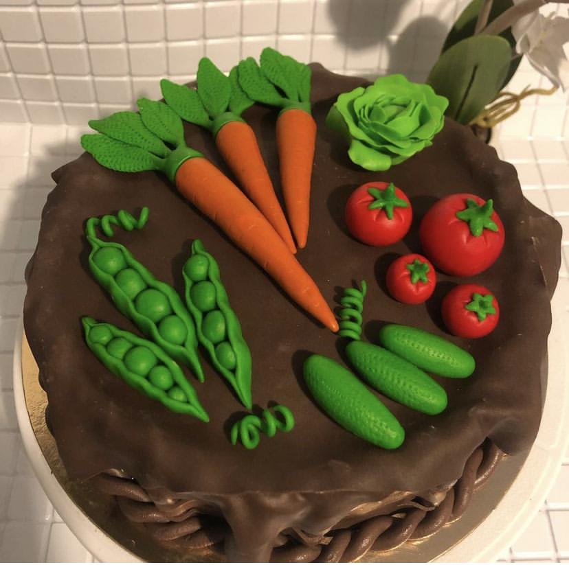 Корзинка с овощами-торт огороднику