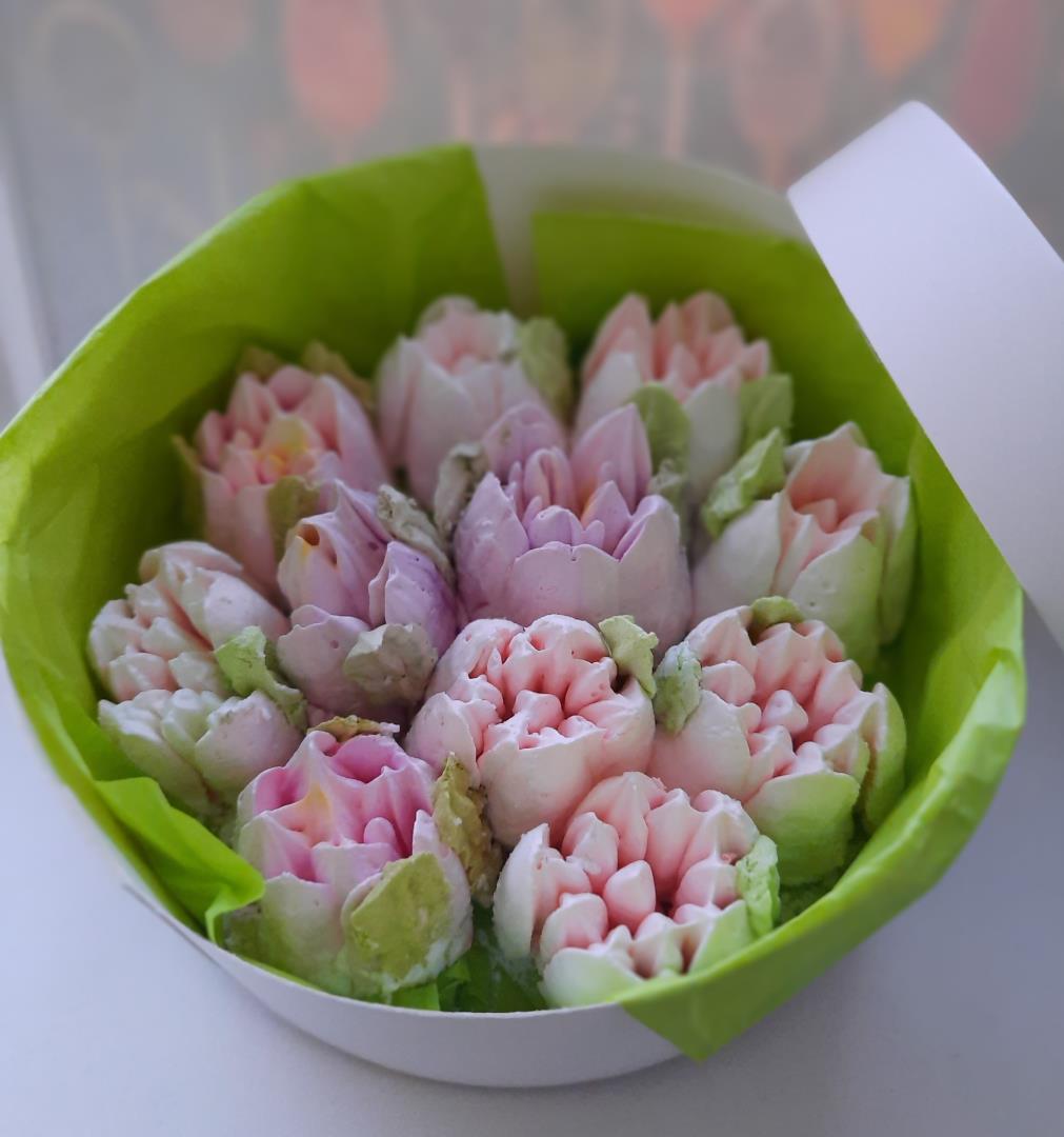 Тюльпаны в круглой коробке с прозрачным окном