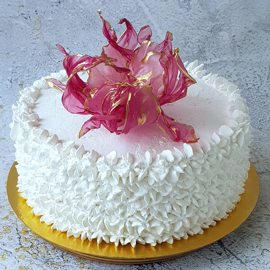 Торт с цветком из вафельной бумаги.