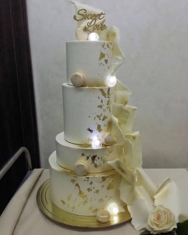 Белый торт на свадьбу «Крем-брюле» с макарунами