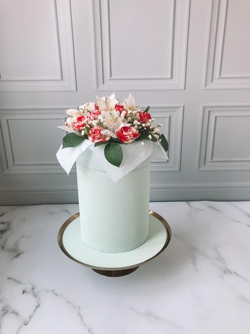 Flowerbox- это торт имитация коробки с цветами .