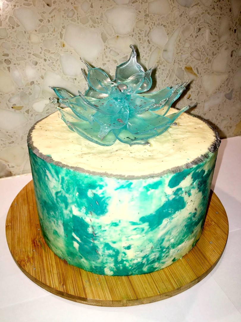 Торт с мраморным покрытием и цветком из изомальта