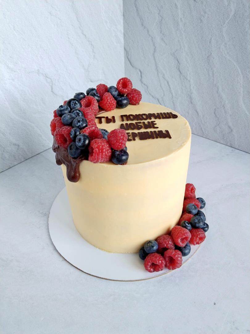 Торт "Ваниль - Ягодный микс" с ягодным декором