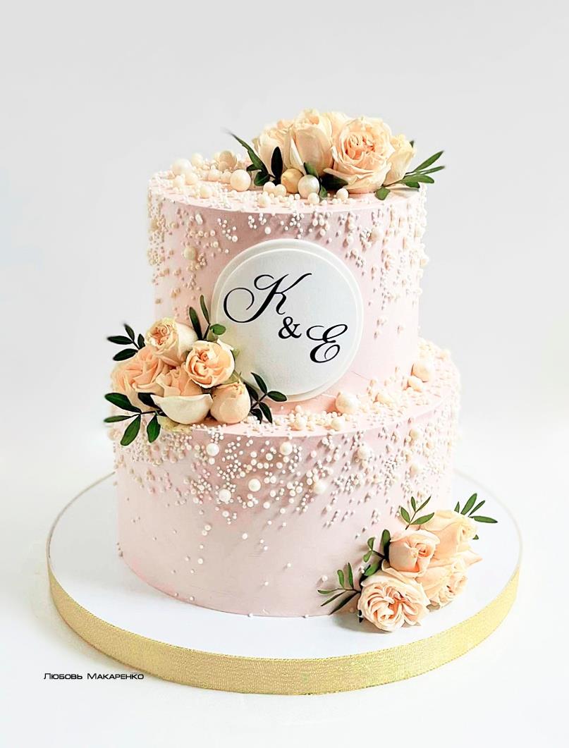 Свадебный торт с цветами и съедобным жемчугом.