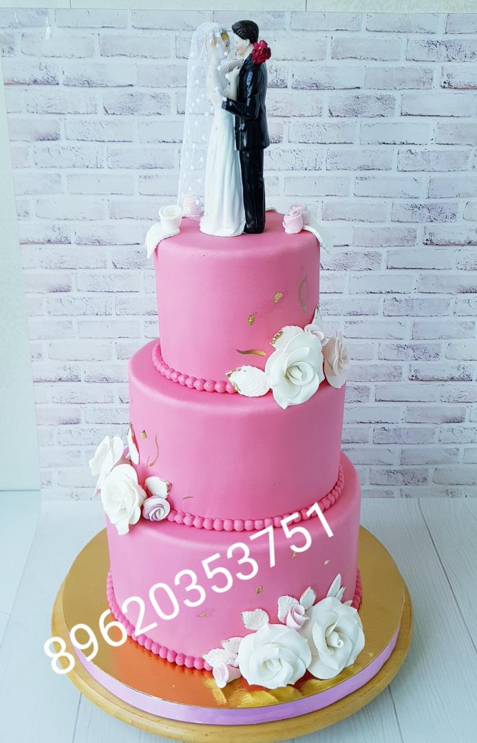 Свадебный торт розовый в 3 яруса.