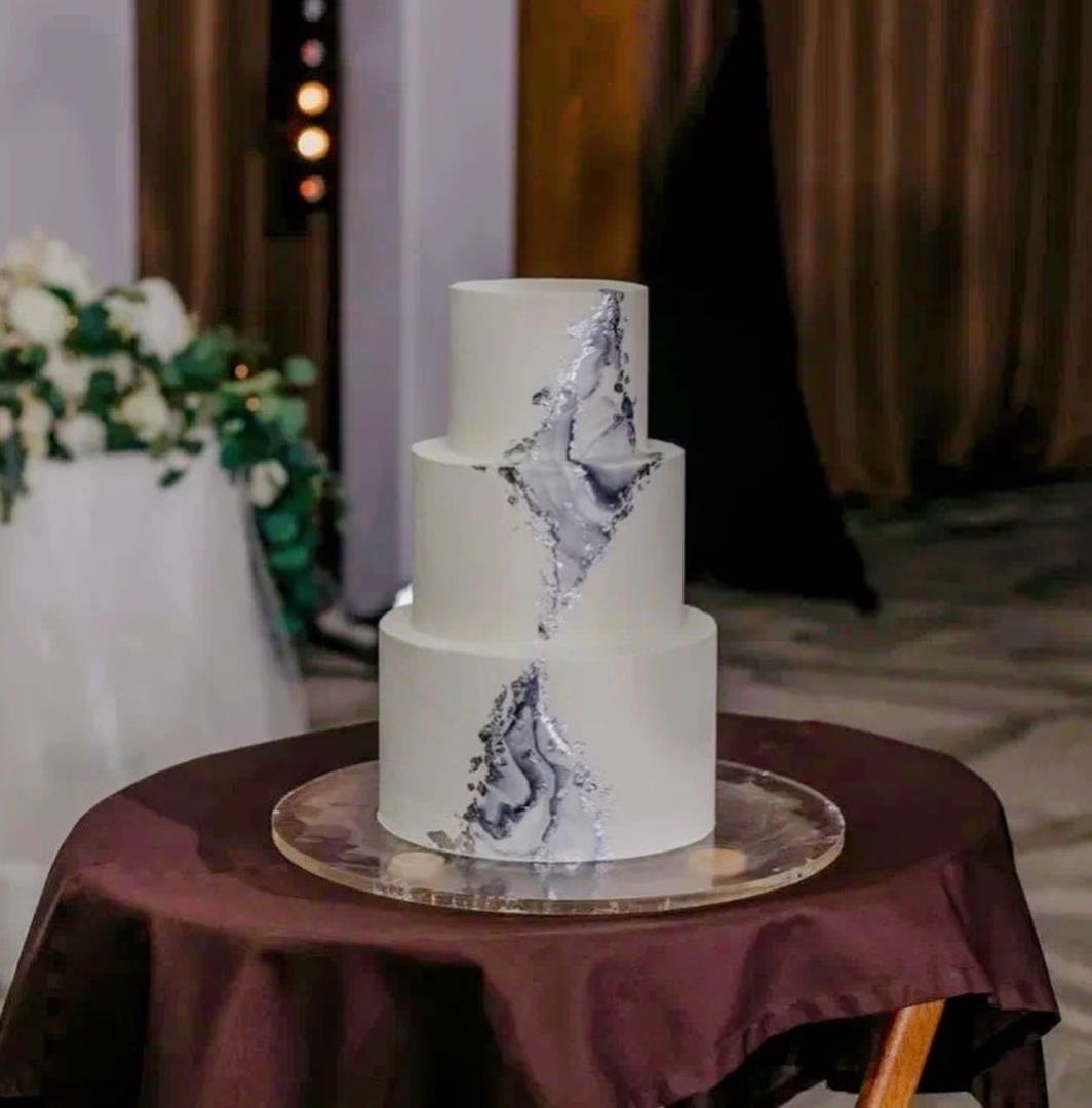 Свадебный торт с мраморной вставкой
