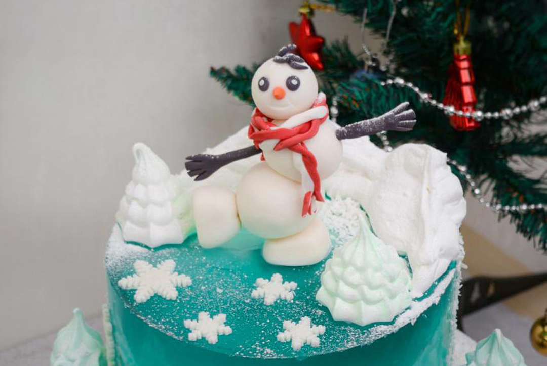 Зимний торт Cнеговик на катке 