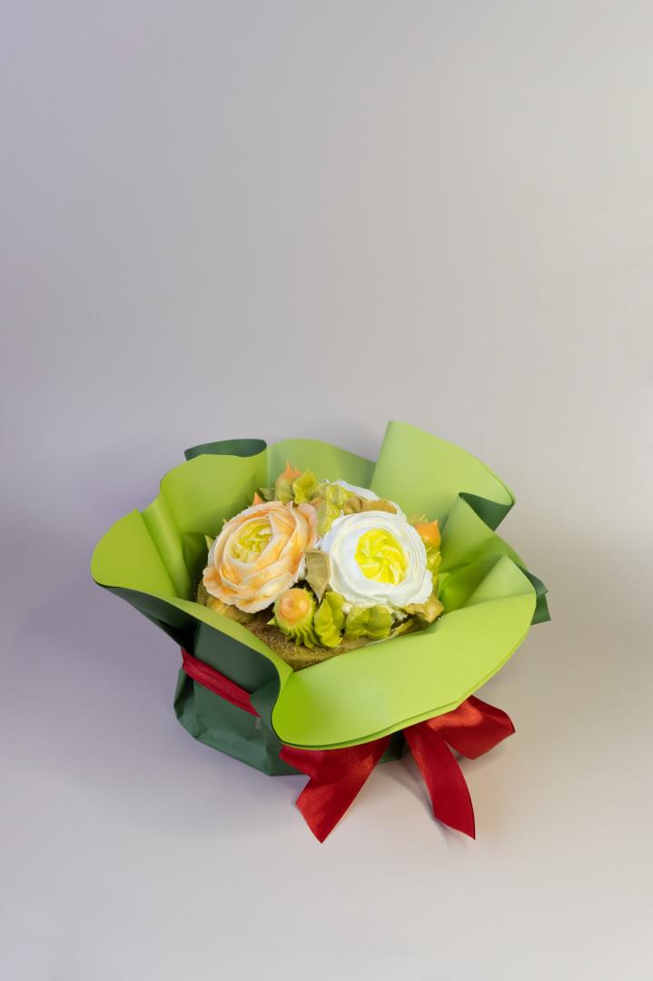Бенто-Медовик с цветами из белково-заварного крема/зефира — 14 см, 800 г