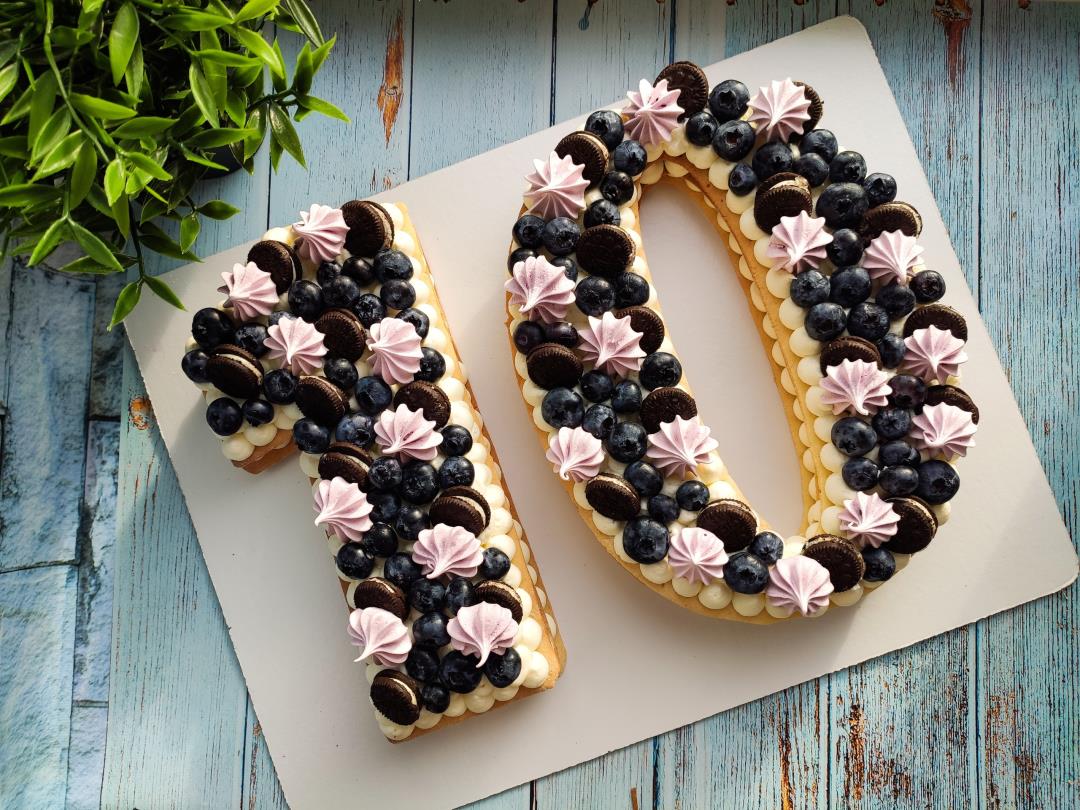 торт цифра с ягодами свежей голубики, безе и печеньками орео