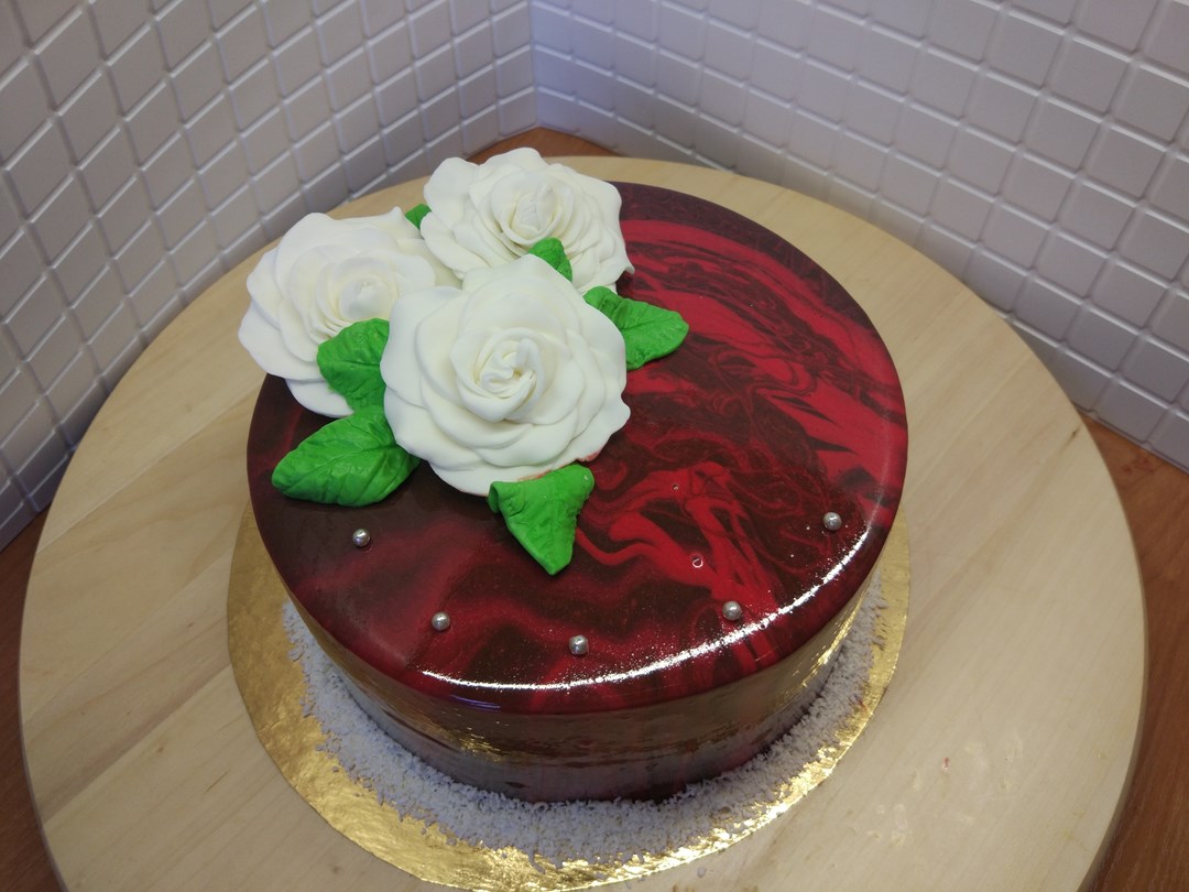 Муссовый торт с белыми розами