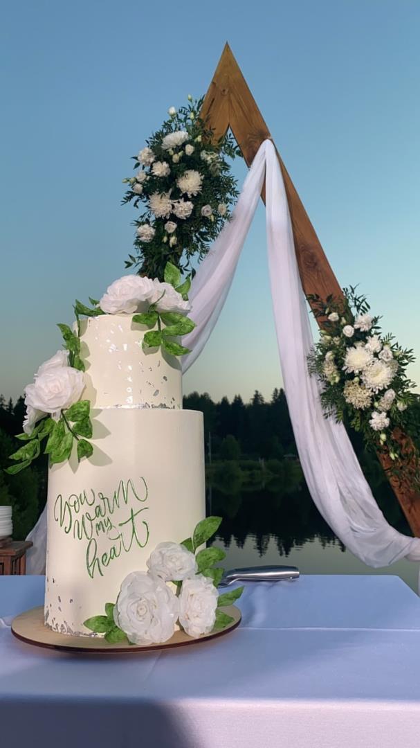 Свадебный торт с надписью и вафельными цветами