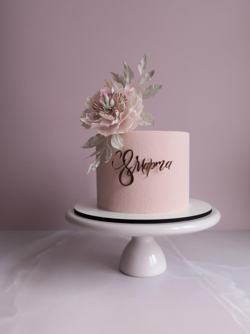 Торт с вафельными цветами и велюровым покрытием