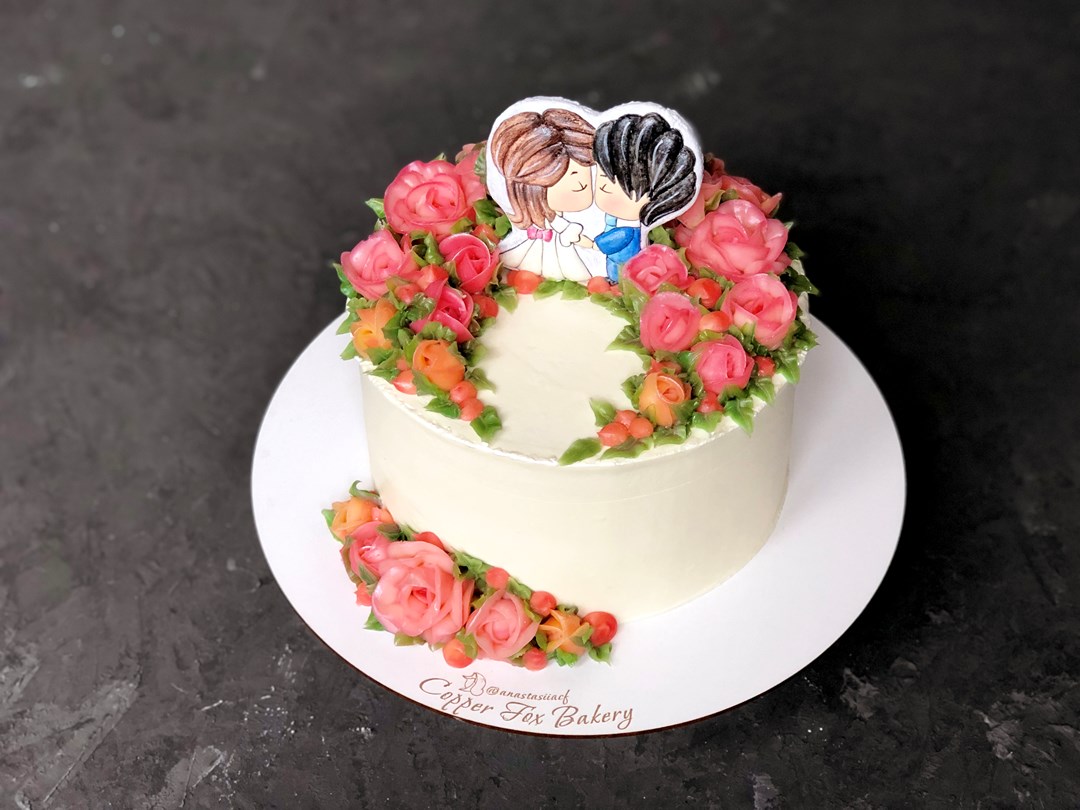 свадебный торт с кремовыми цветами и пряничком