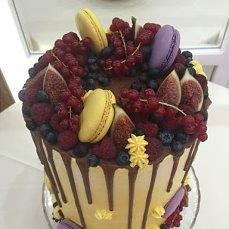 Торт с ягодами и макарунами