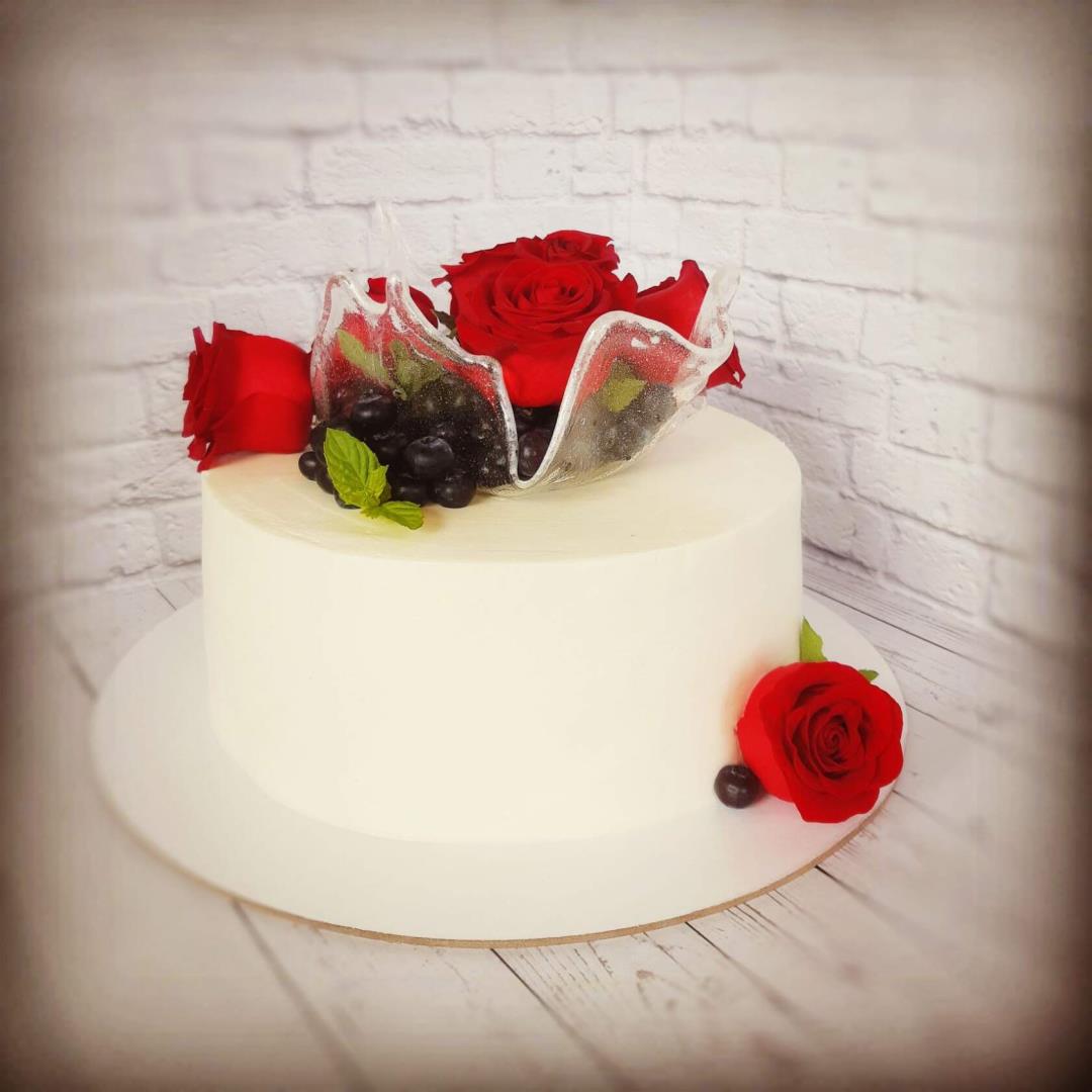 Торт с карамельной вазой и цветами