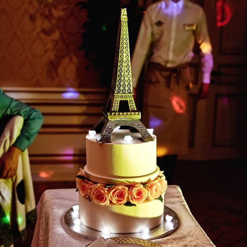 Свадебный торт «Эйфелева башня» с розами