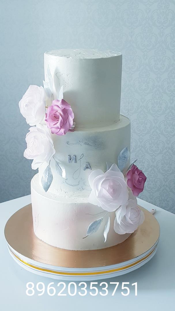 Свадебный торт с нежными цветами.
