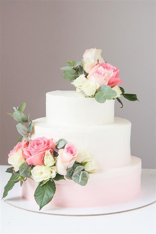 Нежно-розовый свадебный торт