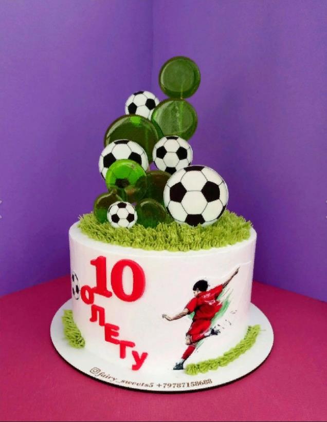 Торт для любителя футбола