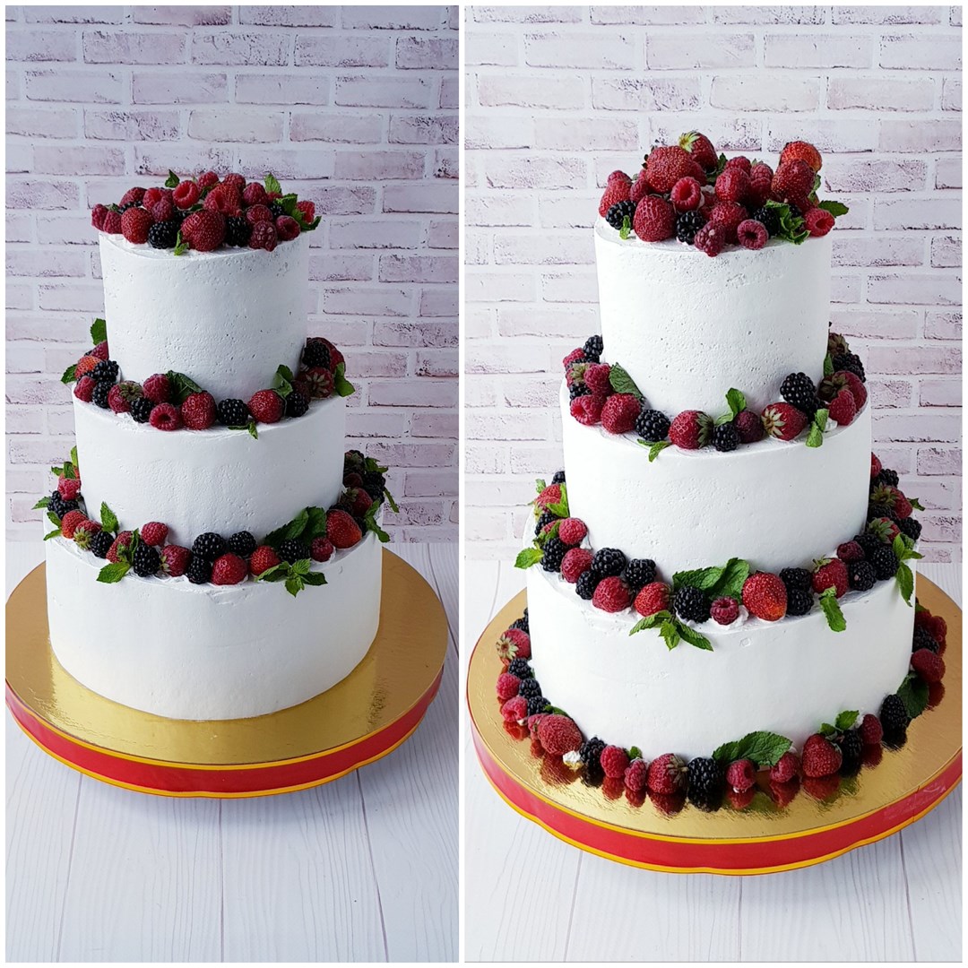Свадебная пара. Два свадебных торта с ягодами.