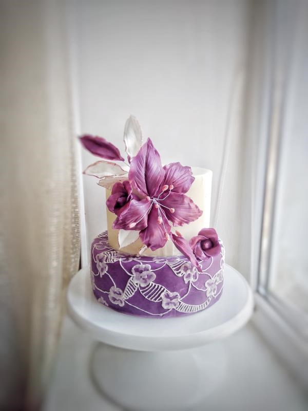 Свадебный торт с сахарным цветочком!