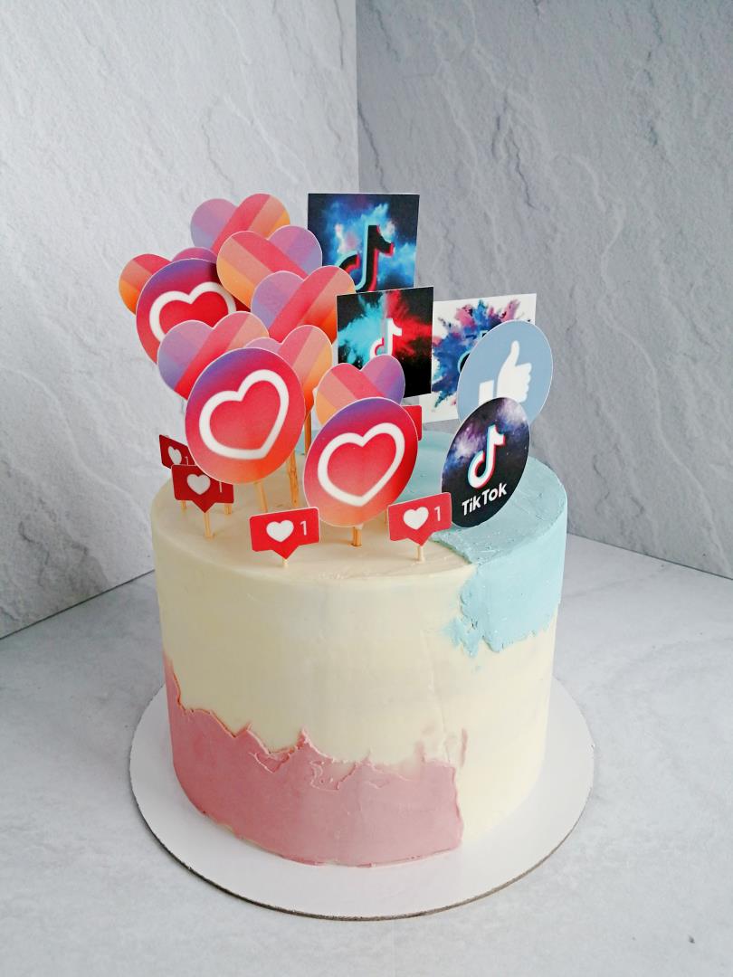 Бисквитный торт в стиле "Тик Ток" на день рождения девочке.