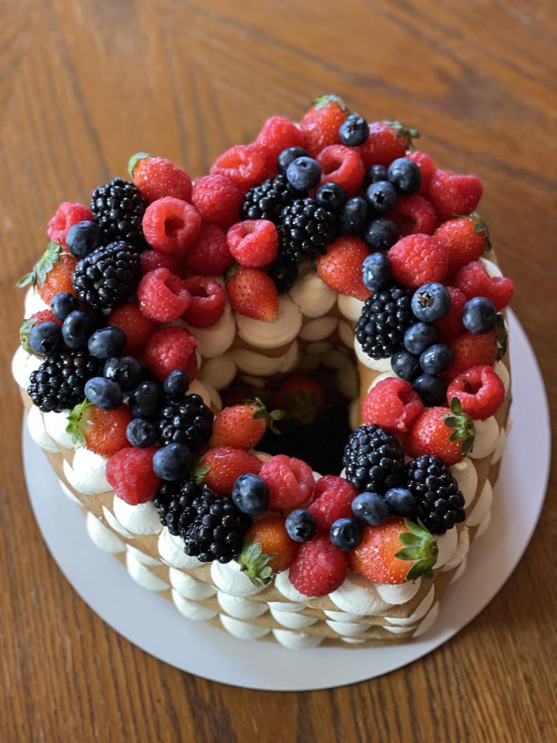 Торт медовик с ягодным декором