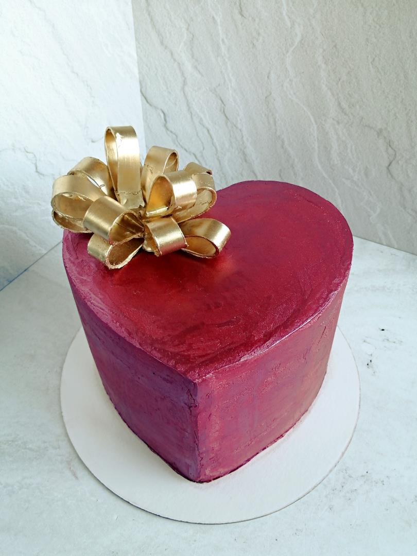 Торт в форме "Сердце" на День влюбленных.