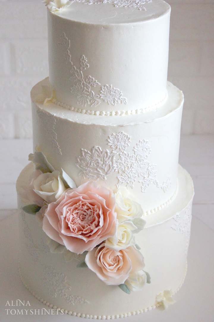 Свадебный торт с шоколадными цветами