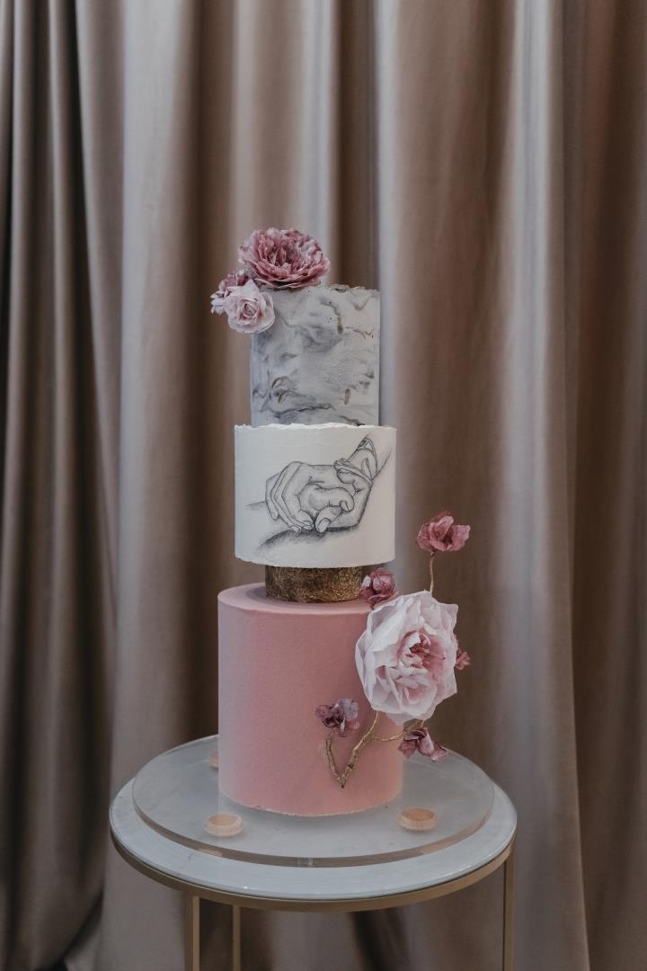 Свадебный торт с ч/б рисунком и вафельными цветами