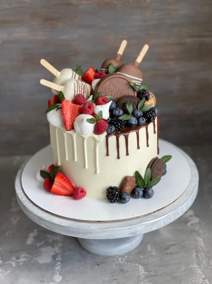 Торт с эскимо и ягодами
